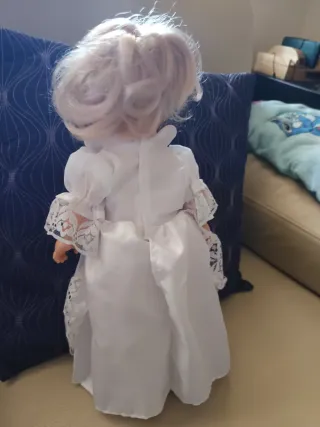 Muñeca comunión pelo rubio vestido blanco