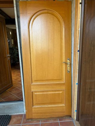 Puerta de madera con arco