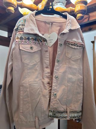 Cazadora vaquera rosa con adornos Talla S