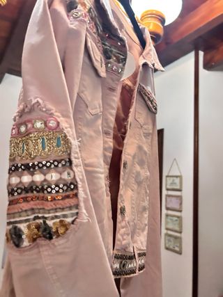 Cazadora vaquera rosa con adornos Talla S