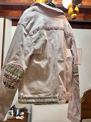 Cazadora vaquera rosa con adornos Talla S