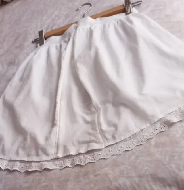 Enagua Baturra Blanca de niña
47 cm de largo 
