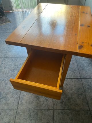 Mesa de pino macizo con cajones