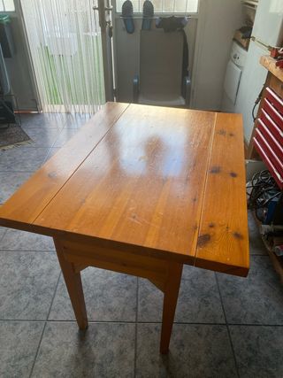 Mesa de pino macizo con cajones