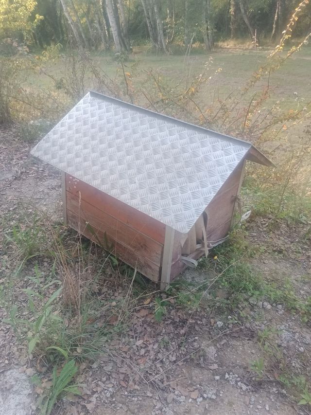 Caseta para perro con techo de aluminio