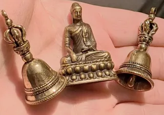  Buddha  shakyamuni in bronzo e 2 campane miniatur