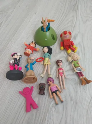 Set di vecchie figure e giocattoli
