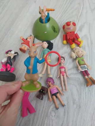 Set di vecchie figure e giocattoli
