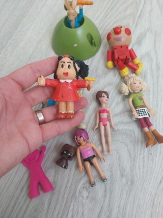 Set di vecchie figure e giocattoli