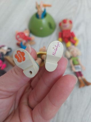 Set di vecchie figure e giocattoli