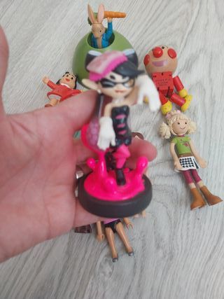 Set di vecchie figure e giocattoli