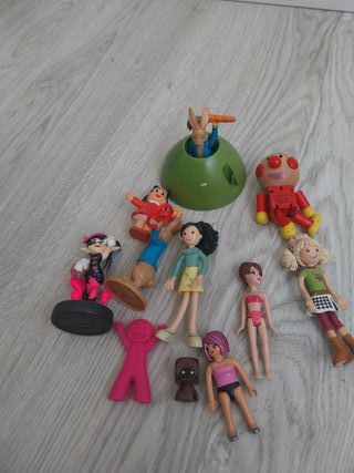 Set di vecchie figure e giocattoli