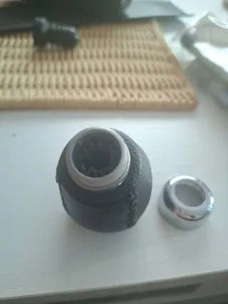 Pomo corto coche piel negro
