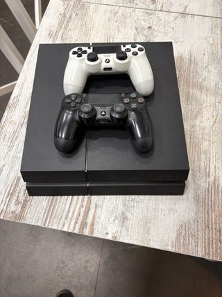 Consola PS4 + 2 Mandos (Negro y Blanco)