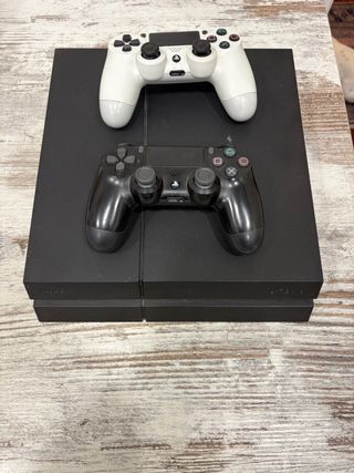 Consola PS4 + 2 Mandos (Negro y Blanco)