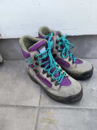 Botas de montaña Boreal grises y moradas