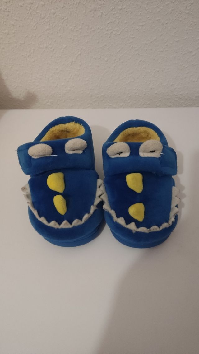 Pantuflas azules para niño talla 23