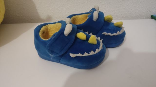 Pantuflas azules para niño talla 23