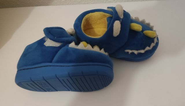 Pantuflas azules para niño talla 23