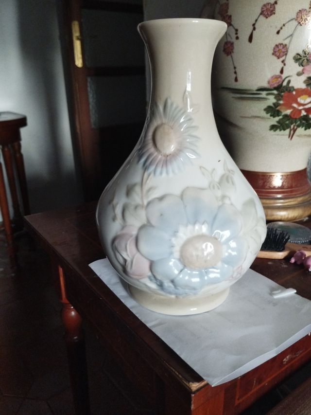 Jarrón de porcelana floral beige