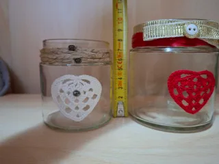 Vasetti decorati con cuori all'uncinetto