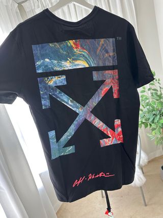 Off-White Camiseta Negra con Estampado Flechas