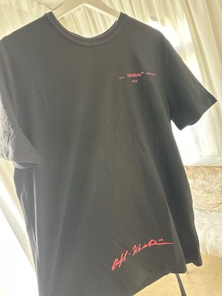 Off-White Camiseta Negra con Estampado Flechas