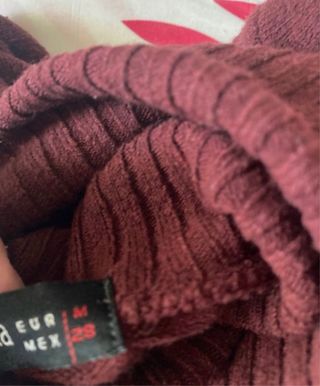 Jersey cuello alto burdeos Bershka