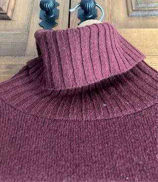 Jersey cuello alto burdeos Bershka
