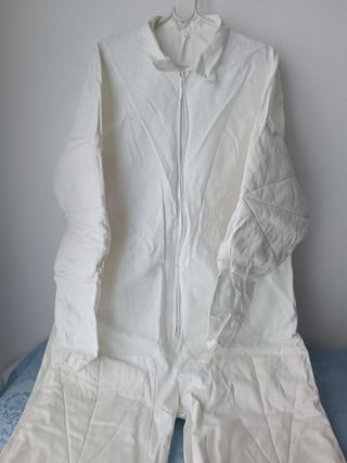 Mono blanco de trabajo con protecciones