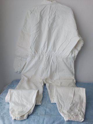 Mono blanco de trabajo con protecciones