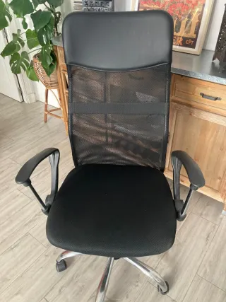 Silla ergonómica de oficina negra