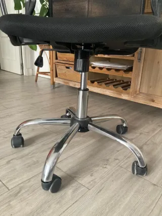 Silla ergonómica de oficina negra