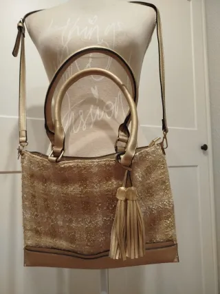 Elegante bolso dorado con flecos
