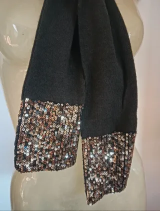 Sciarpa nera con paillettes oro e argento
