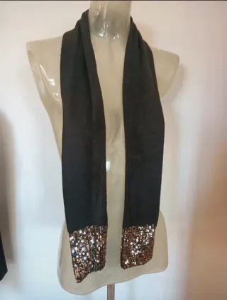Sciarpa nera con paillettes oro e argento