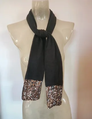 Sciarpa nera con paillettes oro e argento