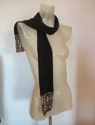 Sciarpa nera con paillettes oro e argento