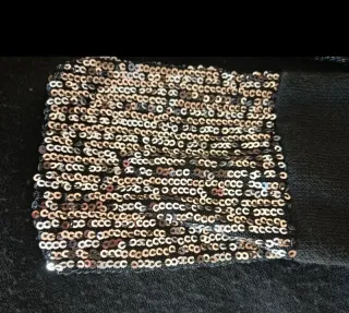 Sciarpa nera con paillettes oro e argento