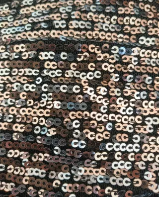 Sciarpa nera con paillettes oro e argento