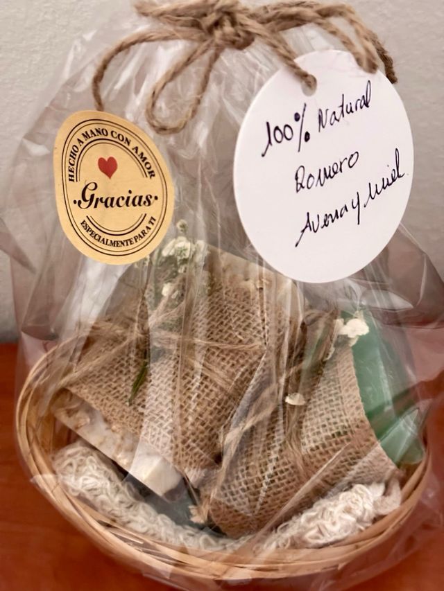 Cesta de jabones naturales artesanales