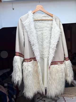 Abrigo pelo beige y blanco talla única
