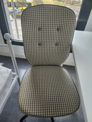 Mesa de Escritorio + silla de escritorio de Ikea.