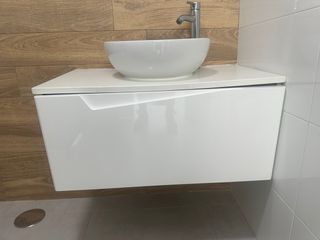 Mueble de baño blanco con lavabo