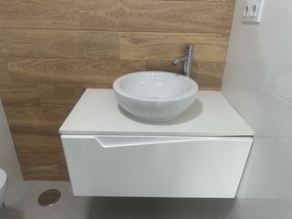 Mueble de baño blanco con lavabo