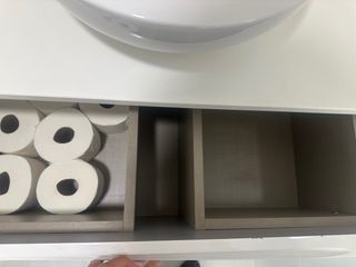 Mueble de baño blanco con lavabo