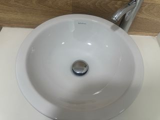 Mueble de baño blanco con lavabo