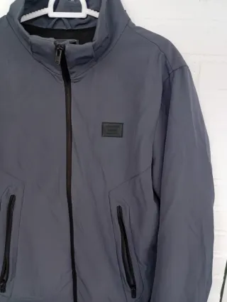 Chaqueta cortavientos gris