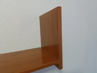 Estantería de madera marrón