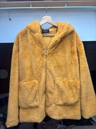 Abrigo de pelo amarillo con capucha